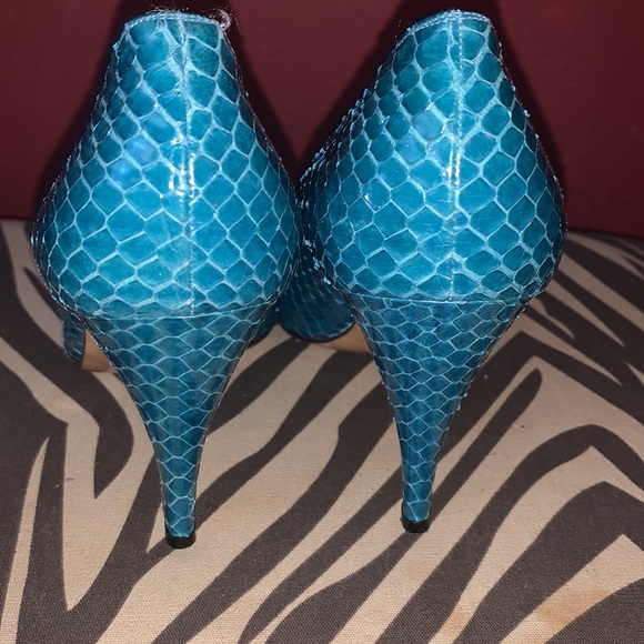 Designer BRUNO MAGLI Beautiful Snake Print peep toe heels, Size 8 - Picture 6 of 16